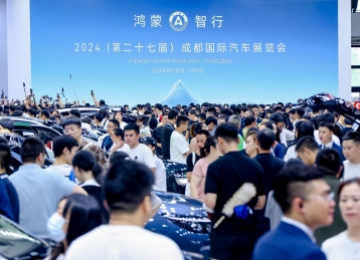 外国友人连连称赞，问界新M7实力非凡
